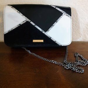 Dream Control Black and White geo cross body bag w/chain handle. Pre-owned clean